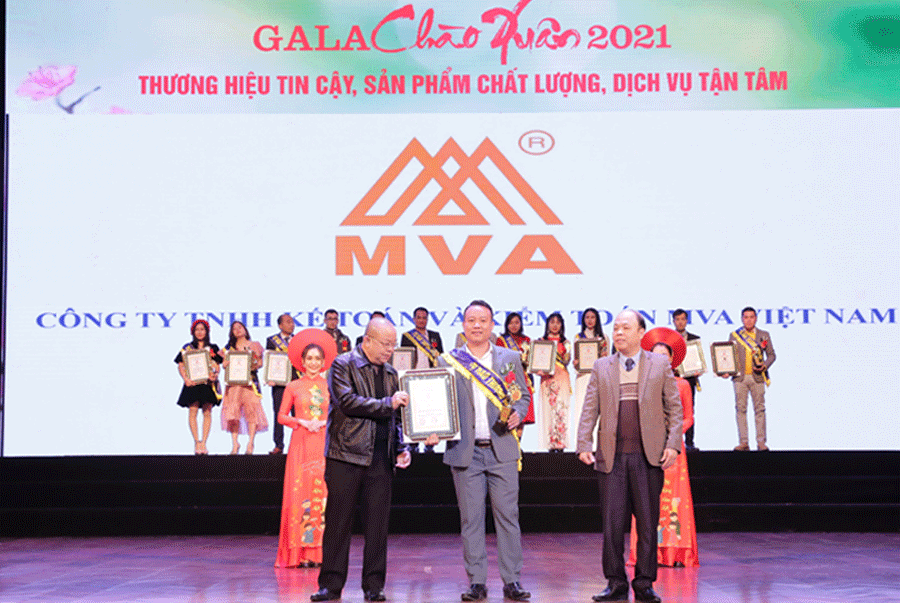 MVA nhận cup vinh danh thương hiệu chất lượng 2021